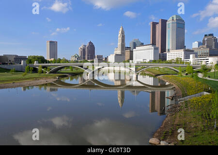 Landschaftsbild von Columbus Ohio Skyline in den USA zeigt Wolkenkratzer am Ufer des großen Reflexionen Scioto River Bridge und Gebäude am Fluss Stockfoto