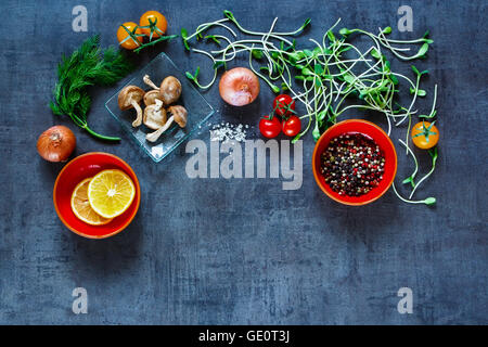 Kochen mit Bio-Gemüse und frischen Zutaten für das Essen gesund auf Vintage Tisch, Draufsicht, Banner. Vegan Stockfoto