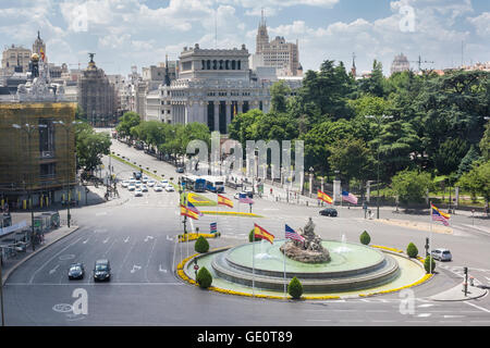 Luftaufnahme der Cibeles-Brunnen am Plaza de Cibeles in Madrid in einem heißen Sommertag, Spanien Stockfoto