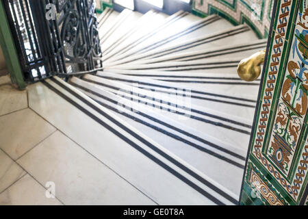 Alte Wendeltreppe im Inneren Cibeles Palace, Madrid, Spanien Stockfoto