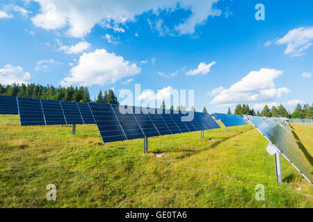 Photovoltaik-Paneelen auf einer Wiese Stockfoto