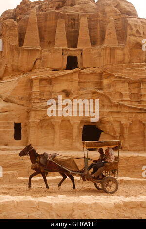 die Bab als Siq Straße mit dem Obelisk-Grab und den Bab als Siq Triclinium in den Tempel Felsenstadt Petra in Jordanien in den mittleren ea Stockfoto