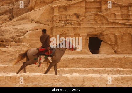 die Bab als Siq Straße mit dem Obelisk-Grab und den Bab als Siq Triclinium in den Tempel Felsenstadt Petra in Jordanien in den mittleren ea Stockfoto