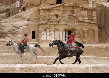 die Bab als Siq Straße mit dem Obelisk-Grab und den Bab als Siq Triclinium in den Tempel Felsenstadt Petra in Jordanien in den mittleren ea Stockfoto