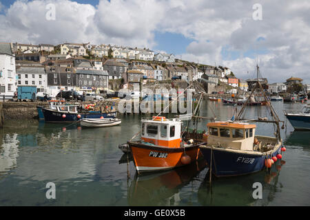 Angelboote/Fischerboote im Fischerhafen, Mevagissey, Cornwall, England, Vereinigtes Königreich, Europa Stockfoto