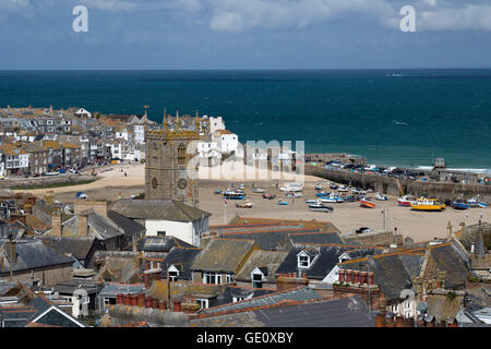 Blick auf Altstadt und Hafen mit St Ia Kirche, St. Ives, Cornwall, England, Vereinigtes Königreich, Europa Stockfoto