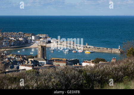 Blick über Hafen und Smeatons Pier mit St Ia Kirche, St. Ives, Cornwall, England, Vereinigtes Königreich, Europa Stockfoto