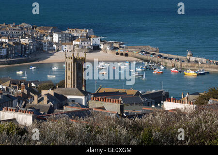 Blick auf Altstadt und Hafen mit St Ia Kirche, St. Ives, Cornwall, England, Vereinigtes Königreich, Europa Stockfoto