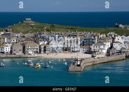 Blick auf Hafen mit Smeatons Pier und St. Nikolaus Kapelle, St. Ives, Cornwall, England, Vereinigtes Königreich, Europa Stockfoto