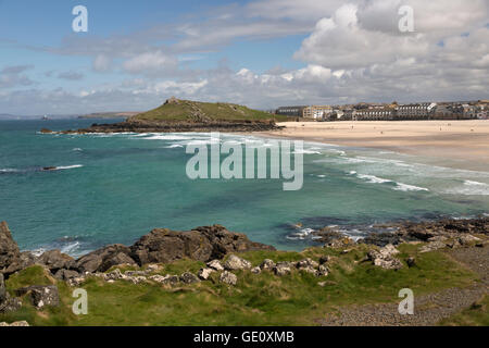 Porthmeor Beach und The Island, St. Ives, Cornwall, England, Vereinigtes Königreich, Europa Stockfoto