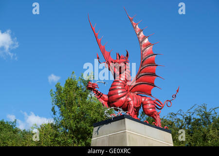 Dieses Weish Drachen-Denkmal mit Blick auf den Bereich, wo die 38. (Walisisch) Division Mametz Wood zwischen 7. und 14. Juli 1916 angegriffen. Stockfoto