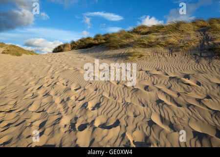 Fußspuren im Sand und Dünen, Crantock Beach Crantock, in der Nähe von Newquay, Cornwall, England, Vereinigtes Königreich, Europa Stockfoto