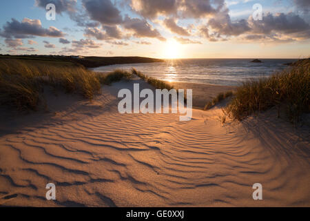 Gerippt, Sand und Dünen bei Sonnenuntergang, Crantock Beach, Crantock, in der Nähe von Newquay, Cornwall, England, Vereinigtes Königreich, Europa Stockfoto