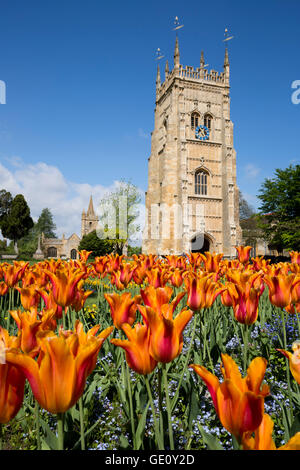 Glockenturm und Tulpen im Stiftspark, Evesham, Worcestershire, England, Vereinigtes Königreich, Europa Stockfoto