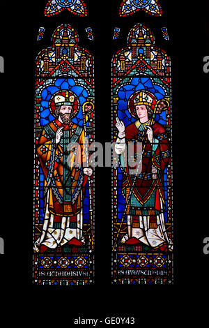 London, England, Vereinigtes Königreich. Allerheiligenkirche, Margaret Street. Glasmalerei-Fenster: St. Athanasius und St Augustin von Hippo Stockfoto