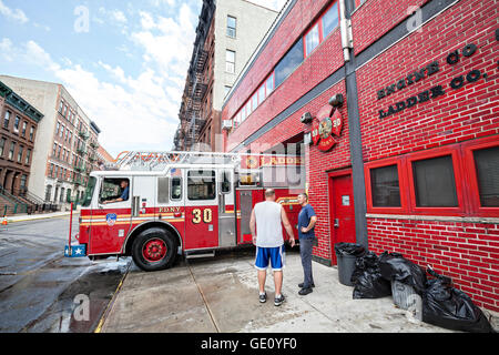 FDNY fire Truck Rücken in Garage in New York City Harlem Bezirk. Stockfoto