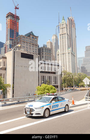 NYPD Auto auf einer Straße mit Manhattan Gebäude in Ferne. Stockfoto