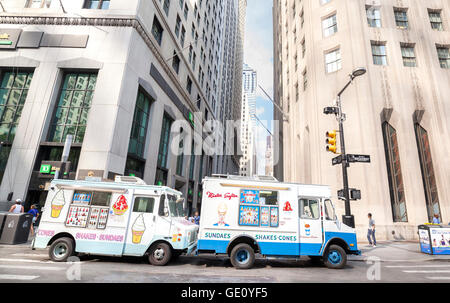 New York, USA - 16. August 2015: Eis-LKW liefern, Eisbecher und Zapfen vor der Wall Street geparkt. Stockfoto