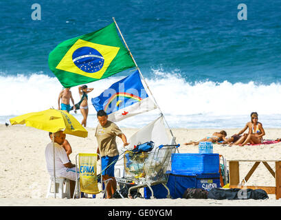 RIO DE JANEIRO, Brasilien - 27. August 2008: Copacabana-Strand in Sommertag, Verkäufern und Sonnenanbeter.