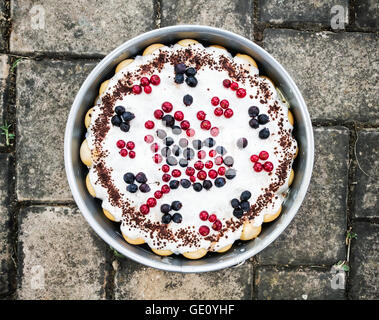 Leckeren Kuchen mit Heidelbeeren und Johannisbeeren in Form abgerundet. Süße Speisen Thema. Internationale Küche. Urlaub-Symbol. Stockfoto