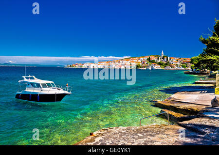 Kali-Strand und Boot am türkisblauen Meer, Insel Ugljan, Kroatien Stockfoto