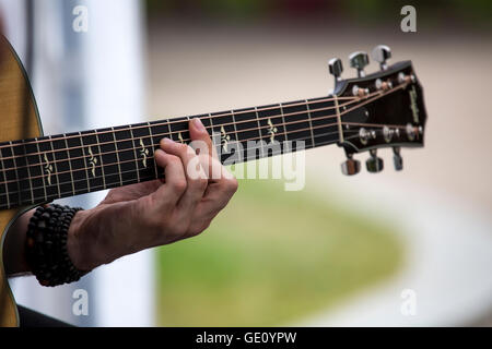 Eine Gitarre von einem Musiker gespielt wird Stockfoto