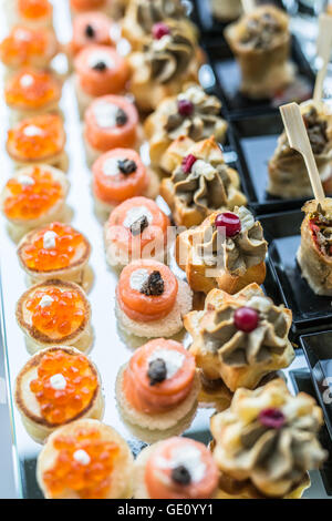 Auswahl an Canapés. Bankett-Service. Stockfoto