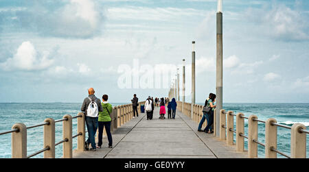 DURBAN, Südafrika - 17. August 2015: Menschen auf dem Pier in Durban North Beach Stockfoto