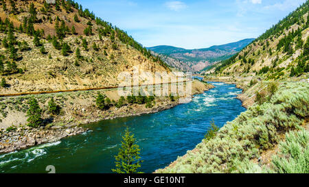 Eisenbahnen und dem Trans Canada Highway folgen Thompson River mit seinen vielen Stromschnellen durch das Küstengebirge Schluchten in BC, Kanada fließende Stockfoto