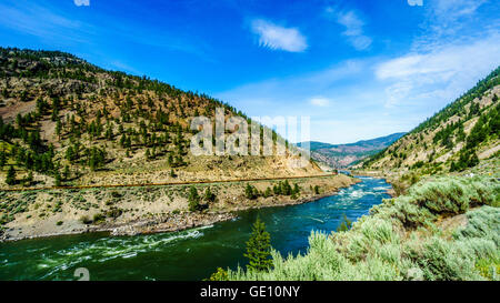 Eisenbahnen und dem Trans Canada Highway folgen Thompson River mit seinen vielen Stromschnellen durch das Küstengebirge Schluchten in BC, Kanada fließende Stockfoto