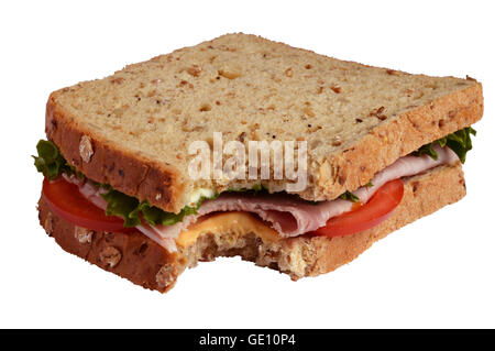 Sandwich mit Getreide gezüchtet, Schinken, Tomaten, Salat und Käse, gebissen - isoliert auf weißem Hintergrund / Datei enthält Clipping-Pfad. Stockfoto