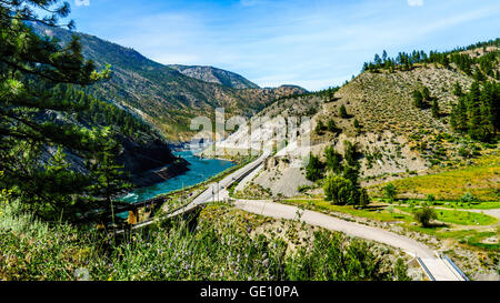 Die Eisenbahn und Trans Canada Highway folgen Sie den Thompson River durch die Schluchten der Coastal Mountains, in der Nähe von Nicomen fällt in Britisch-Kolumbien Stockfoto