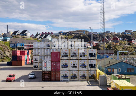 Royal Arctic Line Container mit Temperiergeräte gestapelt auf Kai im Hafen von Sisimiut Qeqqata West Grönland Stockfoto