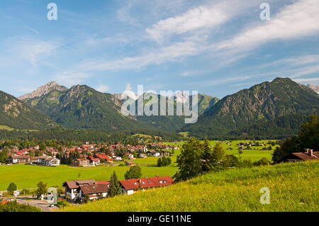 Geographie/Reisen, Deutschland, Bayern, Oberstdorf, dahinter die Loretto Wiesen und der stillach Stillachtal (Tal), Oberallgaeu, Additional-Rights - Clearance-Info - Not-Available Stockfoto