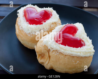 rotes Herzform der Donut für Valentinstag Stockfoto