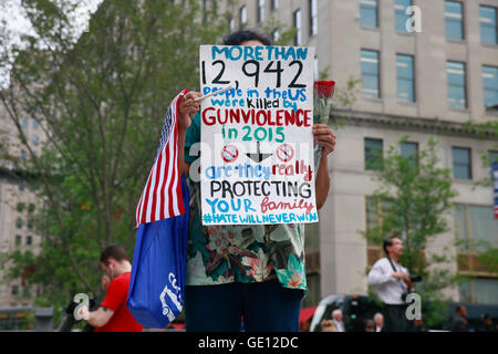 07212016 - Cleveland, Ohio, USA: A Demonstrant hält eine Anti-Pistole unterzeichnen am Finaltag der Republican National Convention 2016 in der Innenstadt von Cleveland. (Jeremy Hogan) Stockfoto