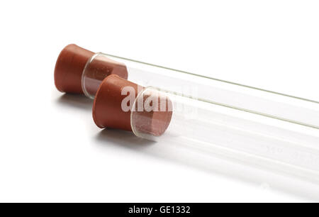 Labor Reagenzglas mit einem Korken isoliert auf weißem Hintergrund. Stockfoto