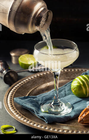 Alkoholische Kalk und Gin Gimlet mit Garnierung Stockfoto