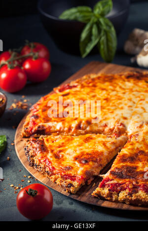 Gesunde hausgemachte Quinoa Kruste-Käse-Pizza mit Basilikum Stockfoto