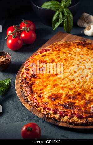 Gesunde hausgemachte Quinoa Kruste-Käse-Pizza mit Basilikum Stockfoto