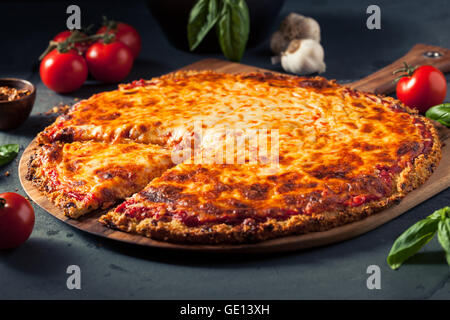 Gesunde hausgemachte Quinoa Kruste-Käse-Pizza mit Basilikum Stockfoto