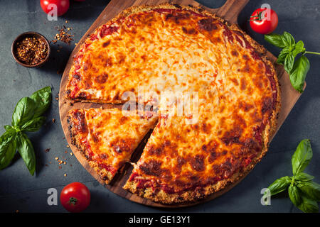 Gesunde hausgemachte Quinoa Kruste-Käse-Pizza mit Basilikum Stockfoto
