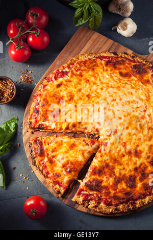 Gesunde hausgemachte Quinoa Kruste-Käse-Pizza mit Basilikum Stockfoto