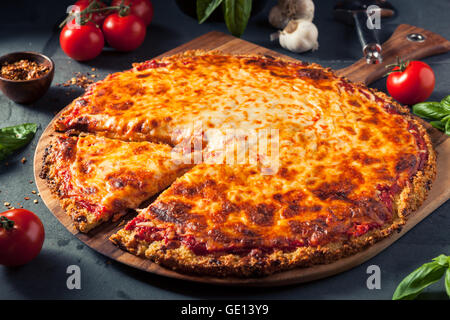 Gesunde hausgemachte Quinoa Kruste-Käse-Pizza mit Basilikum Stockfoto