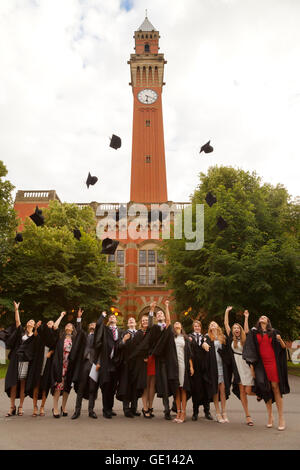 Universität Birmingham Absolventen feiern Graduation Days durch das werfen Graduierung Hüte in die Luft vor Old Joe, UK Stockfoto