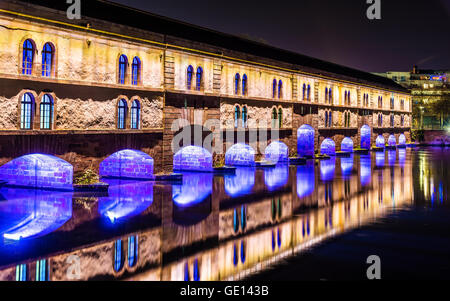 Nachtbeleuchtung von Barrage Vauban (Vauban-Wehr) in Straßburg Stockfoto