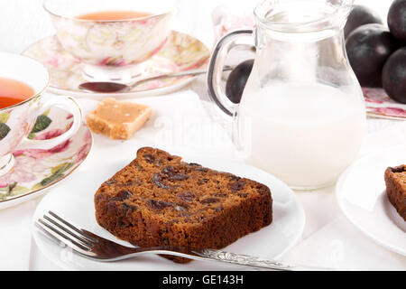 Tee mit traditionellen britischen Obstkuchen Stockfoto