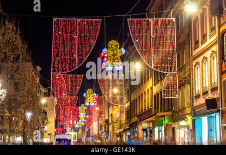 Weihnachtsschmuck auf Straßen von Straßburg. Elsass, Frankreich Stockfoto