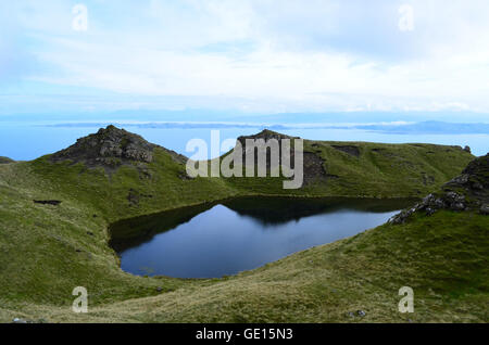 See in den Highlands von Schottland von Old Man of Storr gesehen. Stockfoto