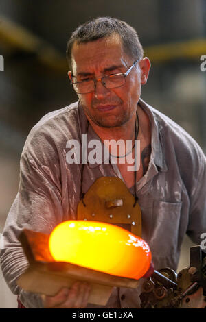 Produktion in der Glashütte Moser, Karlovy Vary, Westböhmen, Tschechische Republik stellt der Mensch Kristall her Stockfoto